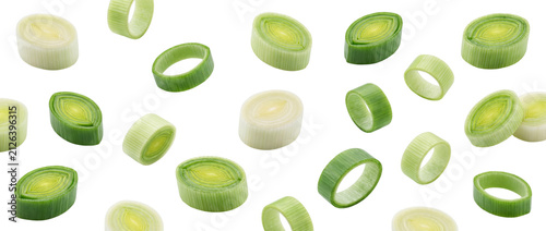 фотографія Sliced leeks floating isolated on transparent background