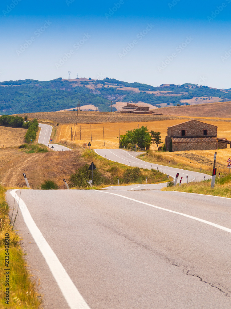 Fototapeta premium Italia, Toscana, Siena, la campagna senese in estate.