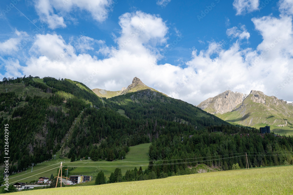 Fototapeta premium Die Blauspitze und Seilbahn Blauspitz bei Kals am Großglockner in den Hohen Tauern