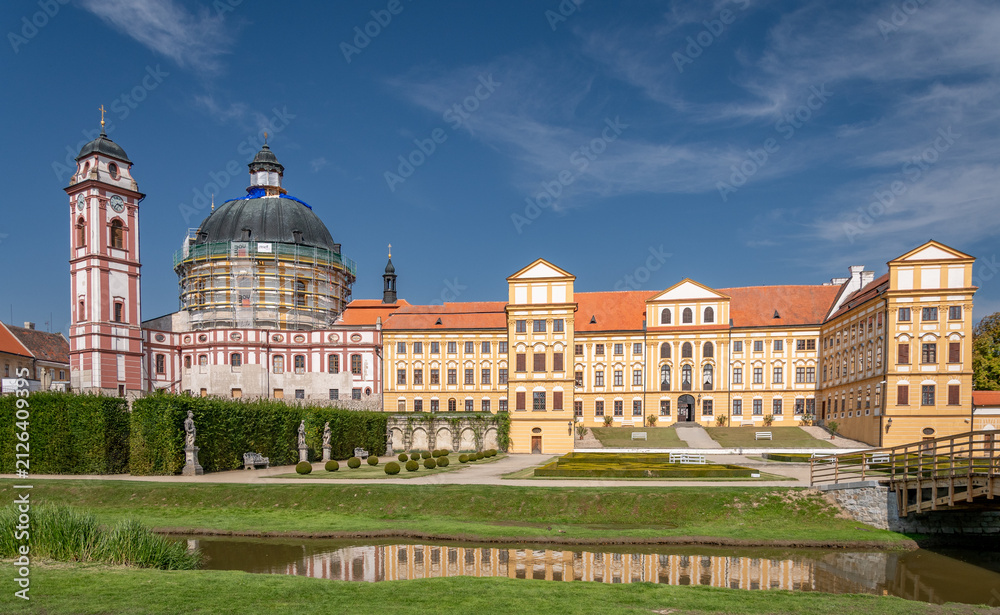 Obraz premium A Czech chateau surrounded by gardens in Jaromerice. A beautiful chateau in Jaromerice. A Baroque chateau surrounded by a park and garden in the Czech Republic.