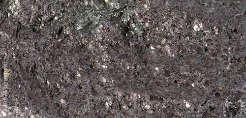 Fotografía Close up view of textured rock formation showing various minerals and colors in