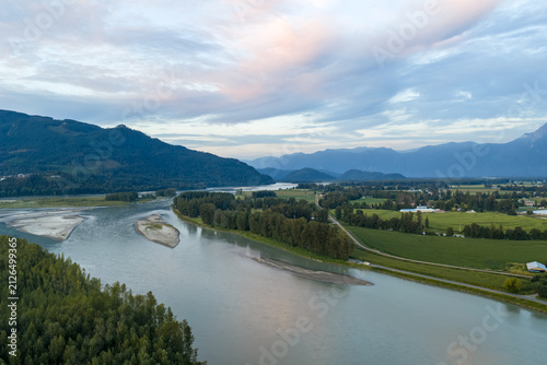 Quadro su tela Aerial View Of Serene Fraser River Valley At Sunset With Mountains And Farmland