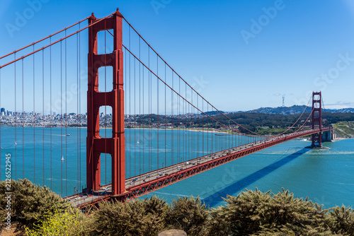 Cuadro en lienzo Iconic Golden Gate Bridge under bright blue sky in San Francisco, California, US