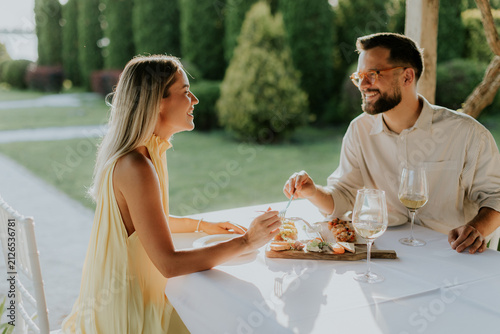 Couple enjoys a charming ou...
