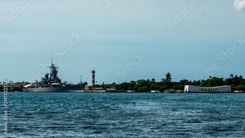 Quadro su tela Battleship museum ship and the Arizona Memorial across Pearl Harbor