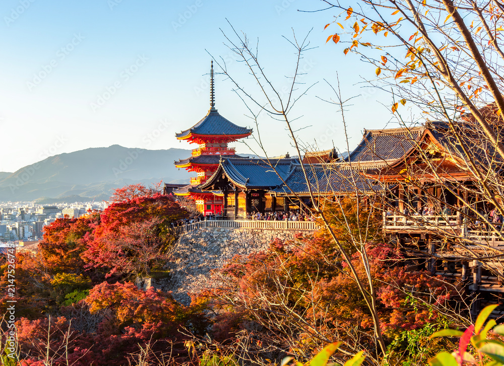 Fototapeta premium Kiyomizu-dera buddhist temple and gardens at autumn sunset, Kyoto, Japan