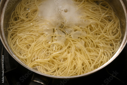 ラーメンを茹でている様子