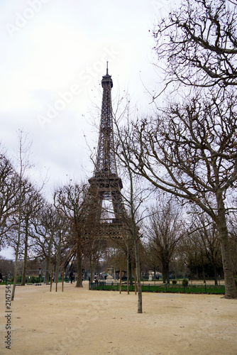 Obraz na plátne Paris, France; December 23, 2025: Distant view of the Eiffel Tower in winter