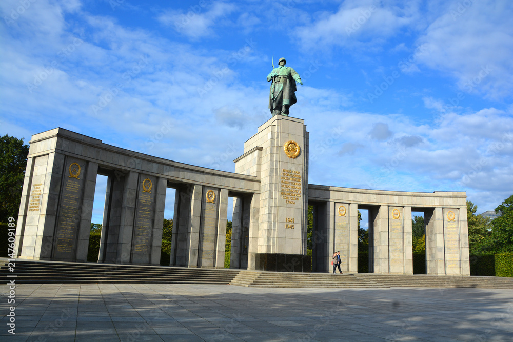 Obraz premium BERLIN GERMANY : Soviet War Memorial (Tiergarten) is war memorials to commemorate war dead of 80,000 soldiers of Soviet Armed Forces who died during the Battle of Berlin in April and May 1945