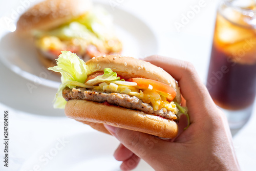 ハンバーガーを食べる、バーガーを持つ手元