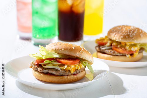 ハンバーガーとソフトドリンク　アウトドアでランチ