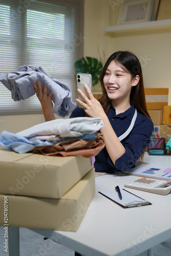 Foto Asian woman entrepreneur talking camera live recording video on social network at home