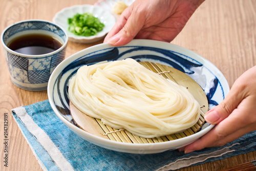 ざるうどん 讃岐うどんをお皿に盛った冷たい麺料理