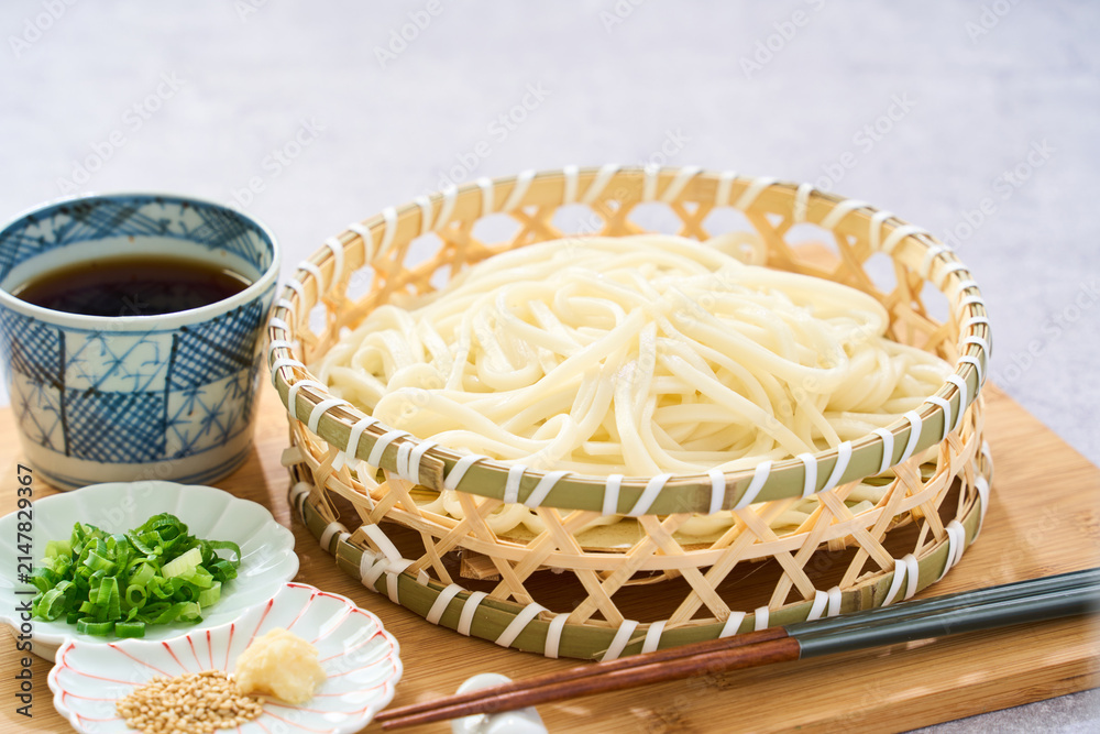 Obraz premium ざるうどん 竹籠に盛った冷たい讃岐うどん