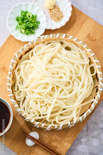 ざるうどん 竹籠に盛った冷たい讃岐うどん