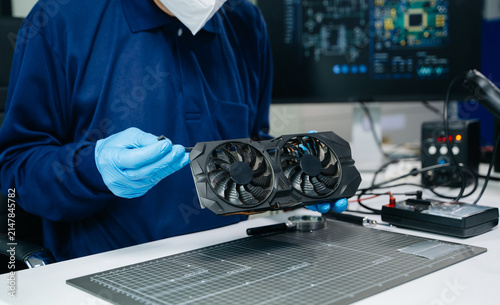 фотографія Professional technician wearing protective gloves inspecting a GPU graphics card at a hardware repair workbench