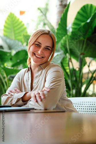 Foto A happy woman with arms crossed smiles warmly