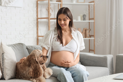 Young pregnant woman with c...