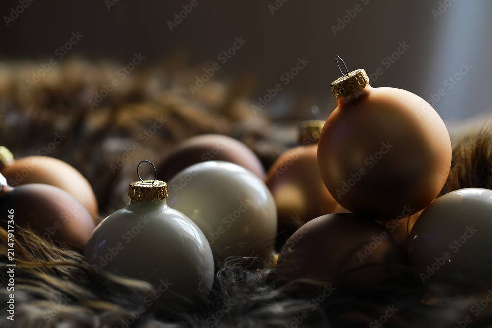 Obraz premium Cozy Christmas Ornaments on Fuzzy Brown Blanket - Festive Baubles for Holiday Decor