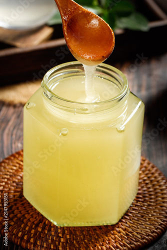 Foto Crystallized Raw Honey with Royal Jelly from Xinjiang Northeastern China Drippin
