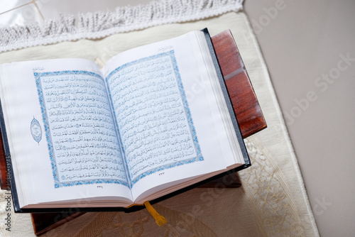 Fotografie The holy Quran on a rehal, capturing a serene atmosphere of devotion