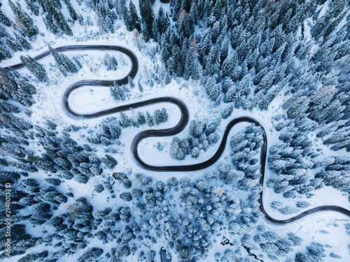 Lacets enneigés du Passo Giau