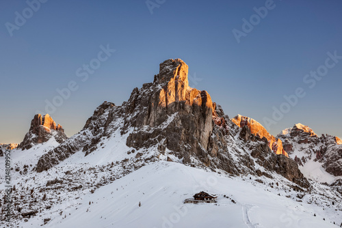 Montagne Ra Gusela au lever du soleil depuis le Passo Giau dans les Dolomites