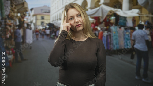 Foto Woman points finger at camera in a crowded street market, visible index finger and serious gaze; accusation confrontation