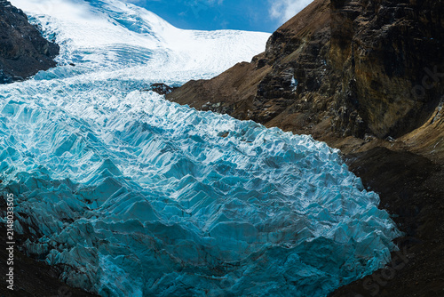 Fotografie The Qudeng Nima Glacier in Gamba County, Shigatse, Tibet Autonomous Region, China