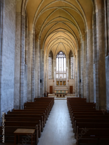 Canvastavla Symmetrical Gothic church nave with pointed arches and pews
