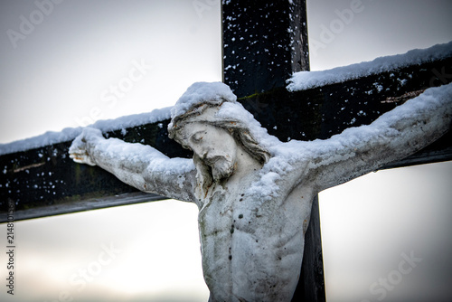 Foto Jesus on the cross covered with a fresh layer of snow