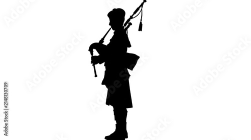 фотографія Silhouette of bagpiper in traditional Scottish kilt playing bagpipes, isolated o