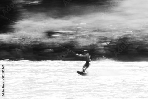 Wassersport - Sportler in Bewegung beim Wakeboarden