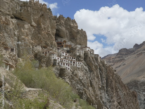 фотографія Phugtal Monastery Built into a Cliff in Zanskar Valley, Ladakh, India