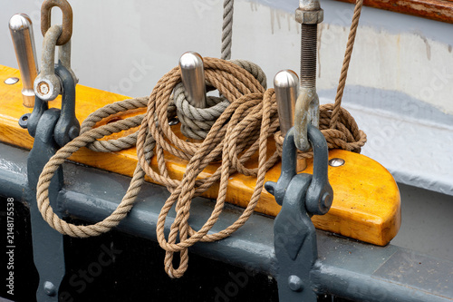 Canvastavla Coiled ropes and metal shackles on ship deck