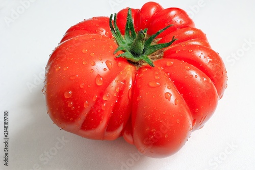 Gros plan sur une belle tomate rouge