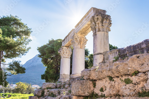 Cuadro en lienzo Corinthian columns and stone ruins in the archaeological park of ancient Corinth