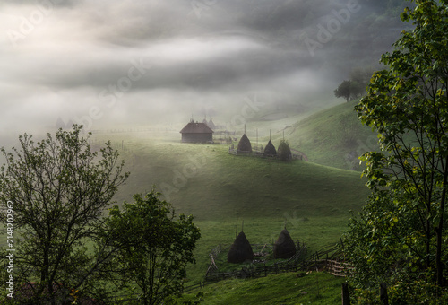 Fotografie Morning mist over Fundătura Ponorului village, Romania