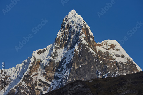Foto southeast face of Jirishanca reveals its full, imposing grandeur in Peru's Cordillera Huayhuash