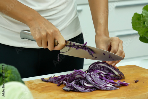 Foto Close up Women hand cutting purple cabbage prepare fruit vegetables green bell pepper carrot tomato at home kitchen