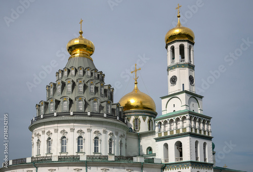 Cuadro en lienzo The domes of the Resurrection Cathedral in close-up