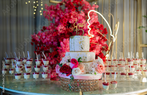 Foto Pastel de quince años elegante con flores rosas y decoración de fiesta de quince