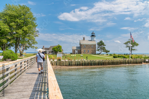 Konstfotografi Sheffield Island Lighthouse with tourists disembarking the ferry