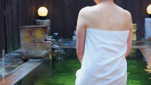 温泉に入る女性