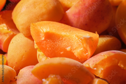 Quadro su tela Slices of berries apricot for cooking apricot jam with sugar