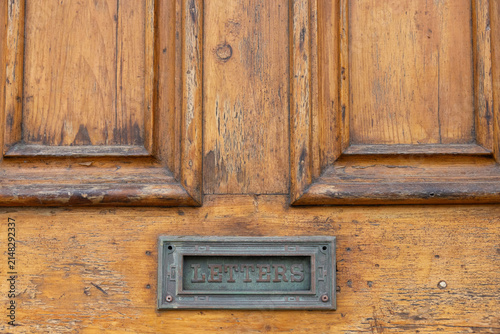 Boîte aux lettres porte bois, jour, horizontal