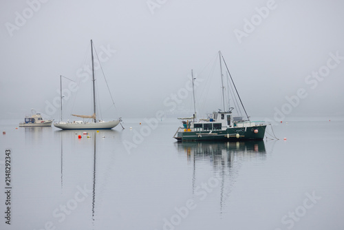 Bateaux dans le brouillard, jour, brouillard, horizontal