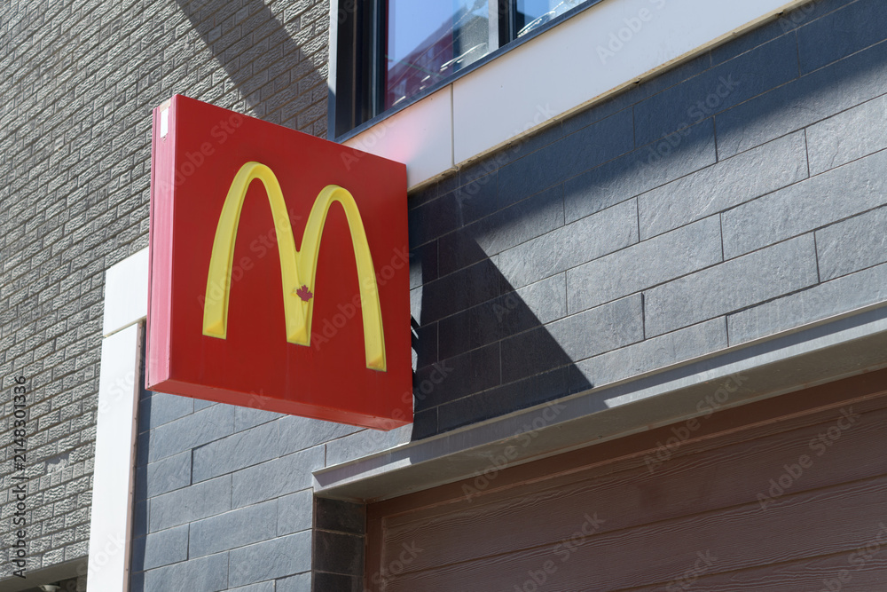 Fototapeta premium exterior building and sign outside McDonald's, a fast food restaurant chain, located here at 160 Spadina Av (northwest corner of Queen St), Toronto