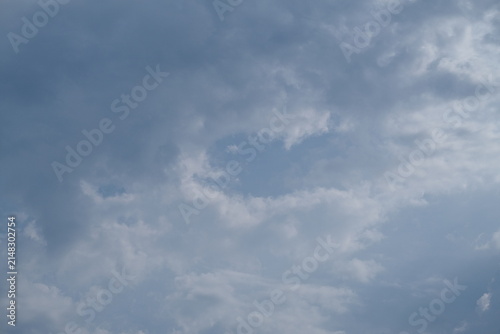 Cuadro en lienzo Gray layered clouds with a small blue opening, forming a soft daytime sky with shifting tones and gentle atmospheric texture