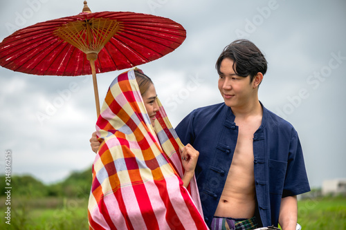 Obraz na plátne Young Thai rural couple in traditional countryside clothing enjoying a romantic